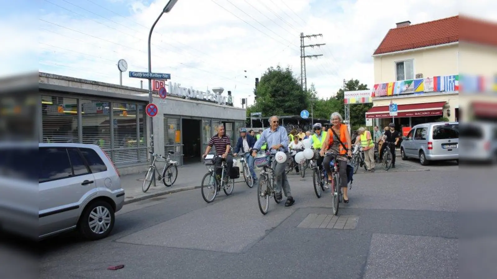 Radtour zu Lärmbrennpunkten in Pasing und Obermenzing: vorn Willy Schneider vom BA 21 und Mitorganisatorin Maria Ecke-Bünger von der Interessengemeinschaft Offenbach-/Meyerbeerstraße. (Foto: US)