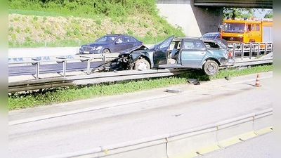 Nicht verletzt wurde der Fahrer dieses Autos, und auch sonst niemand.  (Foto: FFW Eching)
