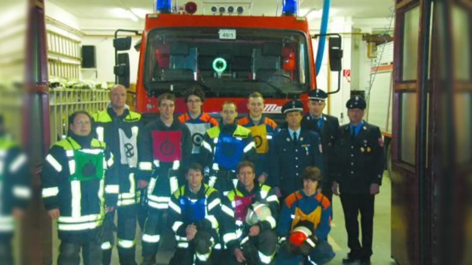 Erfolgreiche Teilnehmer: hinten v.l. Kommandant Stefan Klaußner, Jost Michel, Clemens Feldmann, Leon Neumann, Alexander Jung, Constantin Köster, Kreisbrandmeister Peter Bauch, Kreisbrandmeister Anton Graf, Andreas Ott<br>vorne v.l. Alexander Steet, Felix Geiger und Tristan Gerdes.