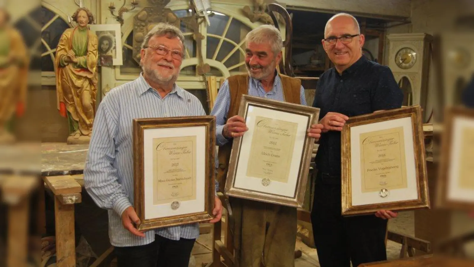 Bildhauer und Restaurator Ulrich Grams (Mitte) fertigte für die beiden Würmtaler-Träger Klaus Günther Stahlschmidt und Frieder Vogelsgesang (von links) wertvolle Rahmen an. „Mir war es eine große Freude, Frieder Vogelsgesang und Pfarrer Klaus Günter Stahlschmidt dieses Präsent zu bereiten“, begründete er seine Initiative. (Foto: Irina Vogelsgesang)