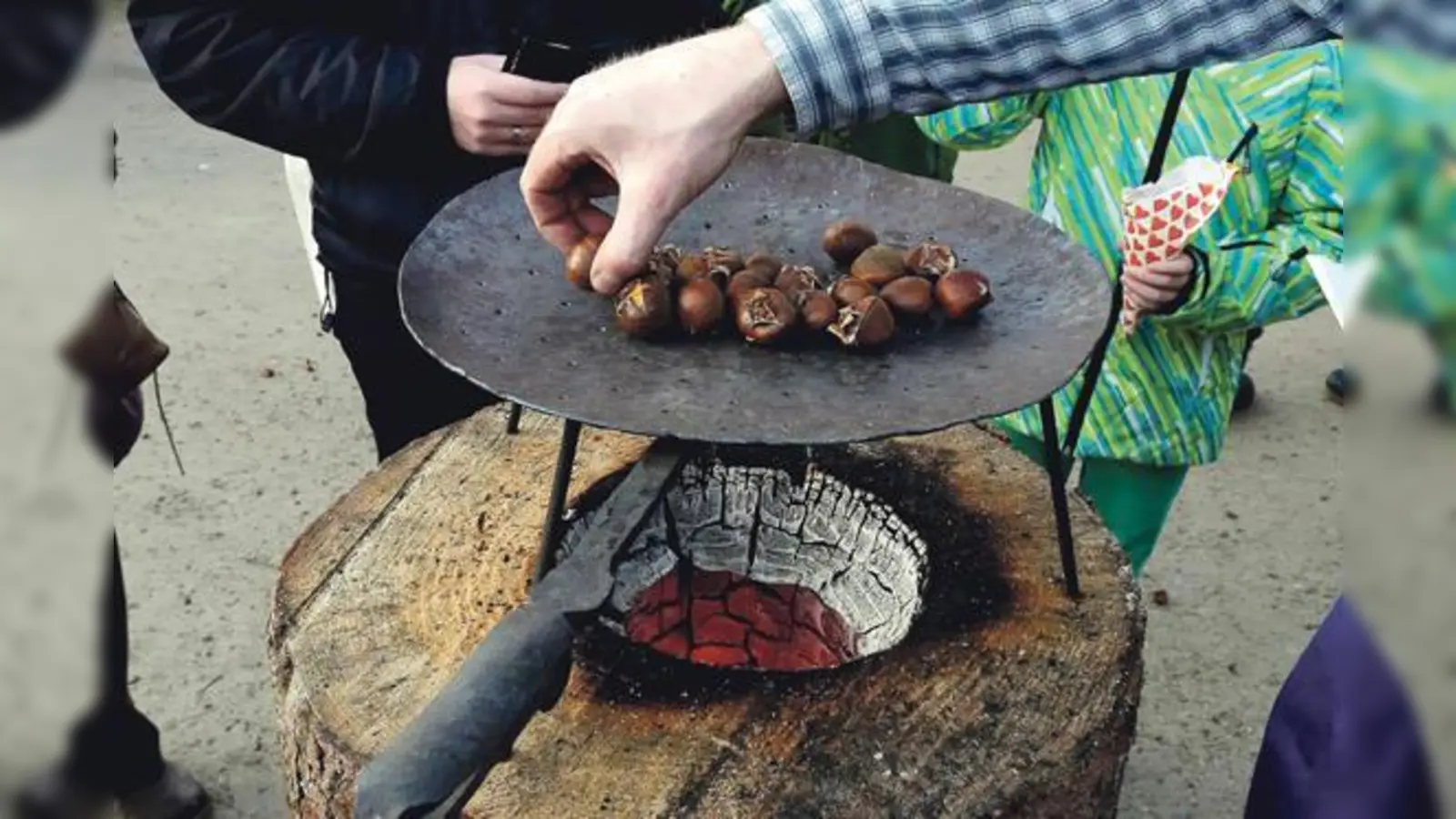 Maronen am offenen Feuer zu genießen, gehört zu den schönen Seiten des Herbstes.	  (Foto: Dieter Schnöpf, Florian Bachmeier)