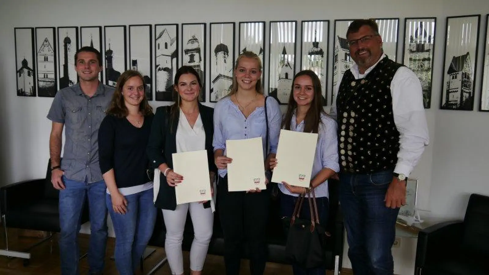 Landrat Stefan Löwl (rechts) zusammen mit Andreas Zigldrum und Verena Strobl (2. von links, beide Personalmanagement im Landratsamt) und den Anwärterinnen Laura Baumgartner (3. von links), Veronica Mertl und Luisa Fischer (2. von rechts). (Foto: LRA Dachau)
