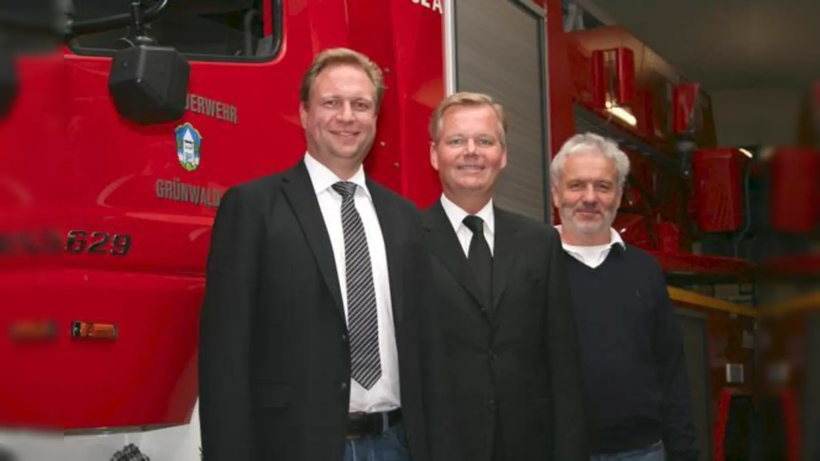 Kommandant Thomas Lix, Bürgermeister Jan Neusiedl und der stellvertretende Kommandant Anton Portenlänger vor der neuen Drehleiter.	 (Foto: VA)