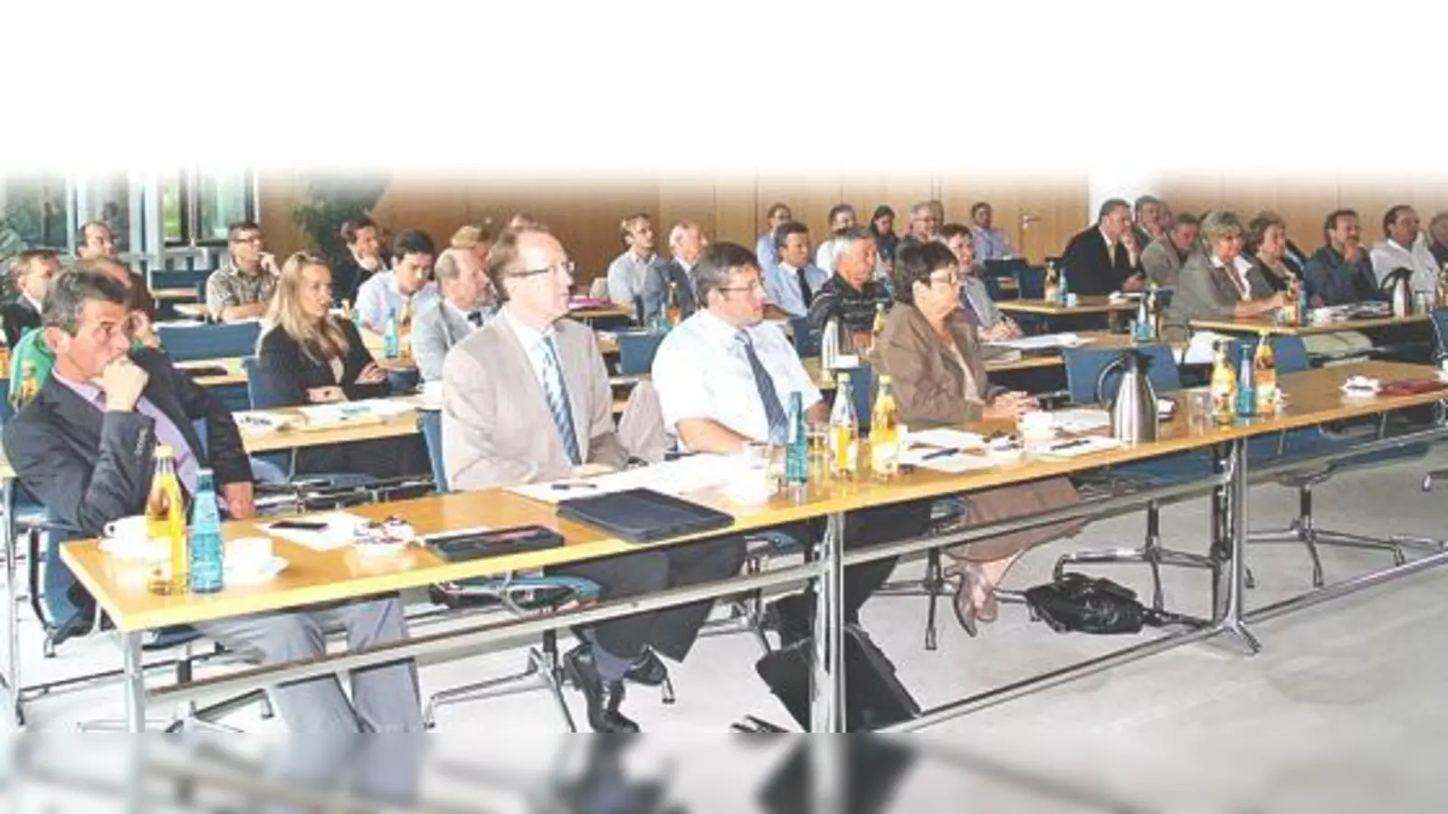 Die versammelten Bürgermeister des Landkreises Erding berieten ihr gemeinsames Vorgehen beim Thema Windkraft.	 (Foto: bb)