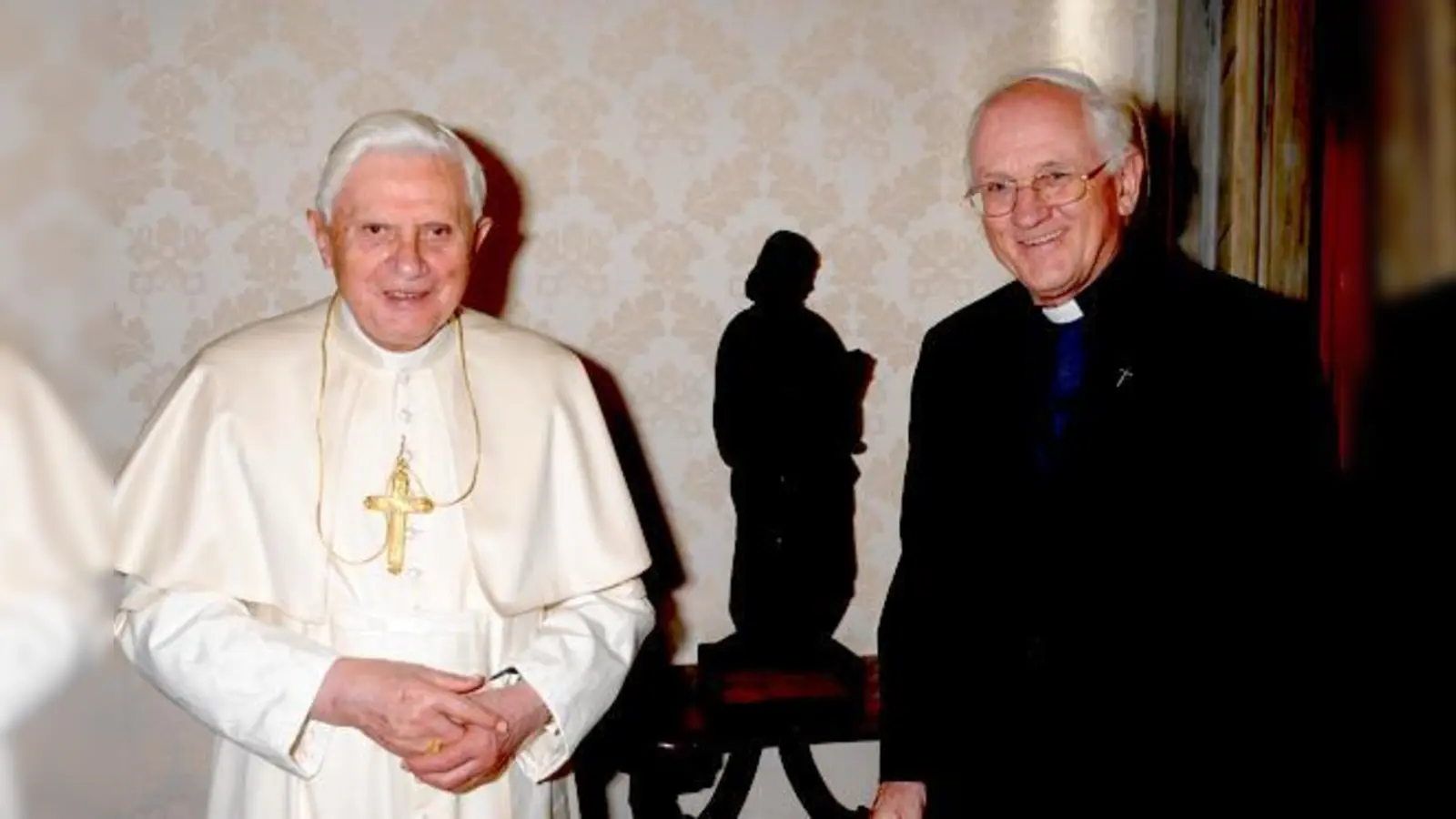 Papst Benedikt XVI. und Pater Eberhard von Gemmingen SJ, Referent beim Münchner Bildungswerk.  (Foto: Privat)
