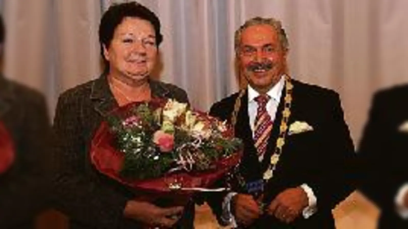 Abschied aus dem Rathaus nach 35 Jahren: Christa Burchardt bekam die Blumen als Dankeschön von Bürgermeister Rolf  (Zeitler.Foto: ba)
