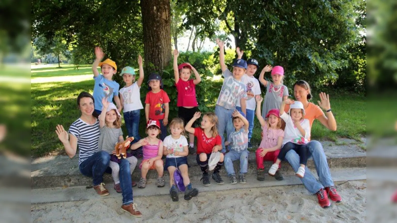 Ein Kindergarten mit ungewöhnlichem Konzept, viel Begeisterung und treuen Fans: der mobile Waldkindergarten ist der einzige seiner Art und in Pasing und Umgebung zu Hause. Die Gründerinnen Ulrike Heller (l.) und Christine Zeller (r.) mit einigen der „Waldkinder”. (Foto: us)