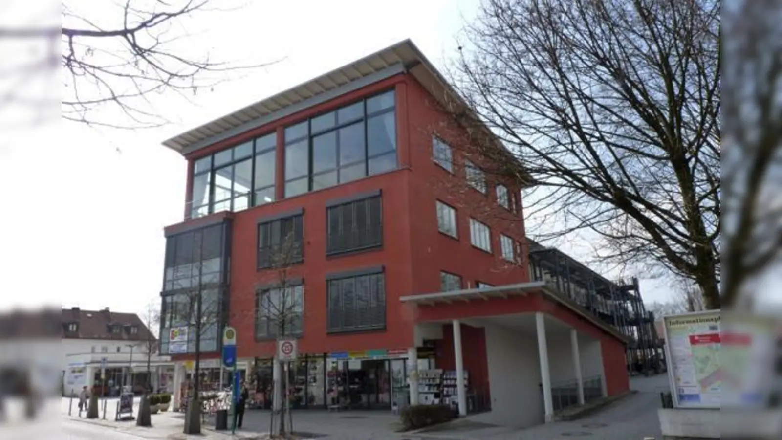 Im September wird der Rathaus-Sitzungssaal in das oberste Stockwerk dieses Gebäudes verlegt.	 (Foto: bb)