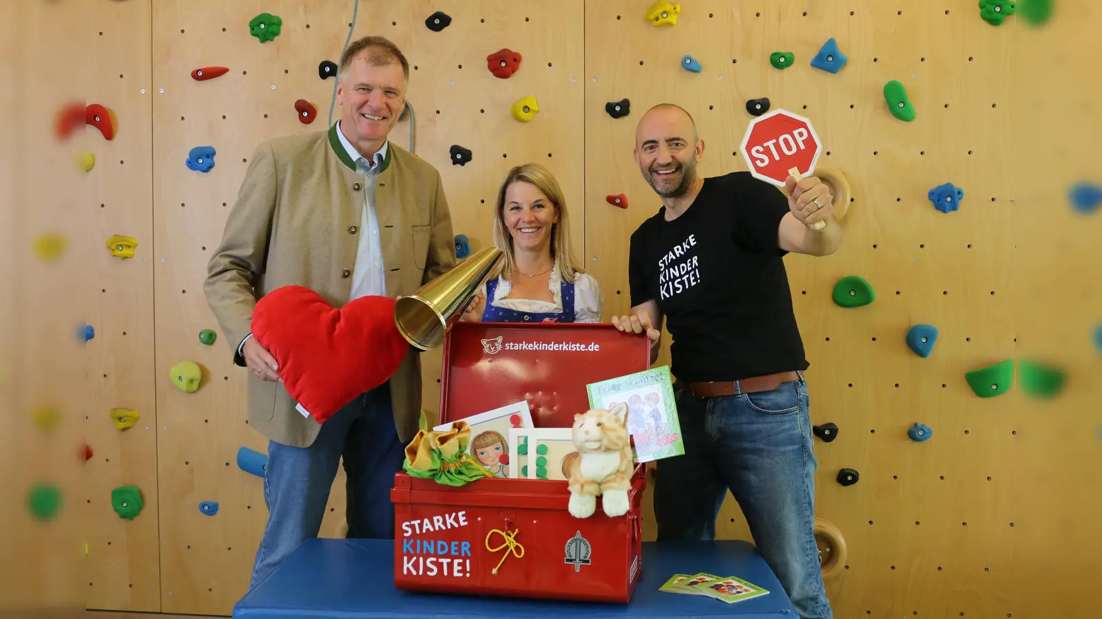 Bürgermeister Stefan Schelle, Nadine Felsner und Jerome Braun (v. l.) freuen sich über die "Starke Kinder Kiste" für Kinderbetreuungseinrichtungen.  (Foto: Hänsel Gretel)