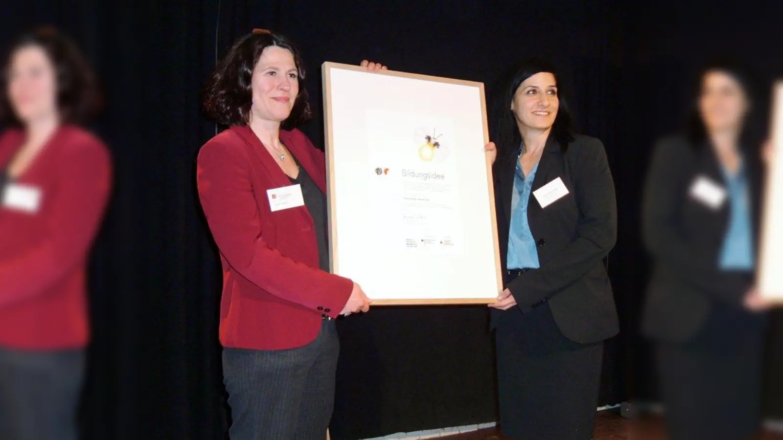 „Ideen für die Bildungsrepublik“: Semire Gülüm-Sahin von der IG Feuerwache (l.) nahm den Preis von Sibel Sagdic, Managerin der Initiative „Deutschland – Land der Ideen“ (r.) entgegen. (Foto: AH)