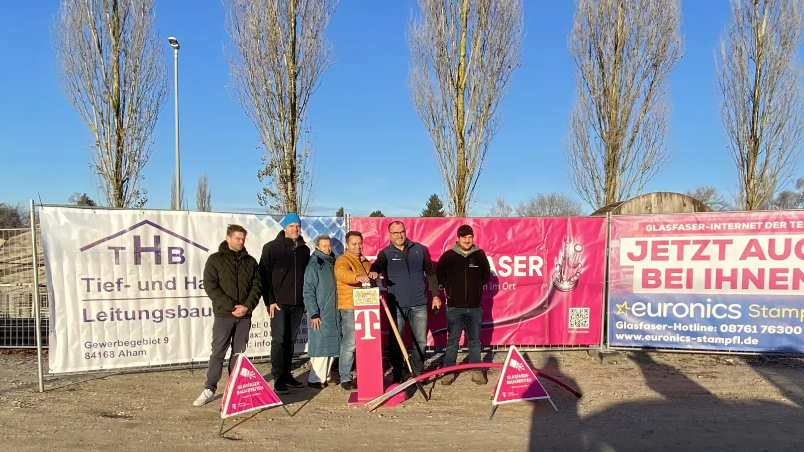 Tobias Pflügl, Geschäftsführer THB, Klaus Stampfl, Euronics, Carmen Steringer VG Wang, Bürgermeister Markus Stöber, Wolfgang Engl, Baubegleitung Telekom und Harald Jungmeier, Telekom. (Foto: agr)