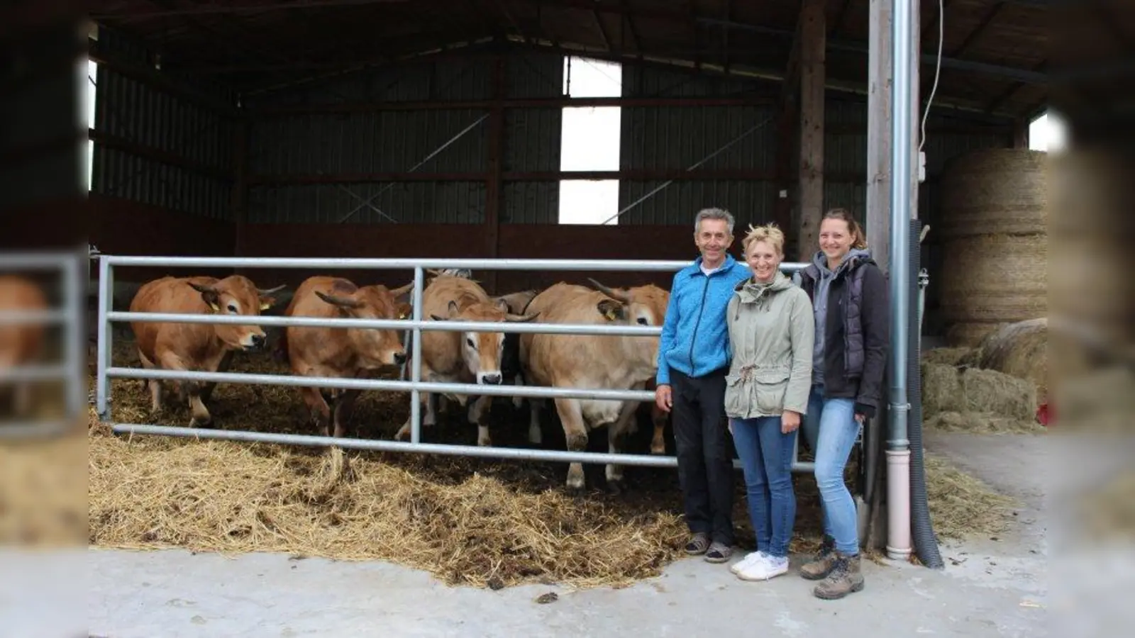 Konrad und Susanne Hefele zusammen mit ihrer Tochter Anna (rechts) auf ihrem Biobauernhof in Ainhofen. (Foto: sb)