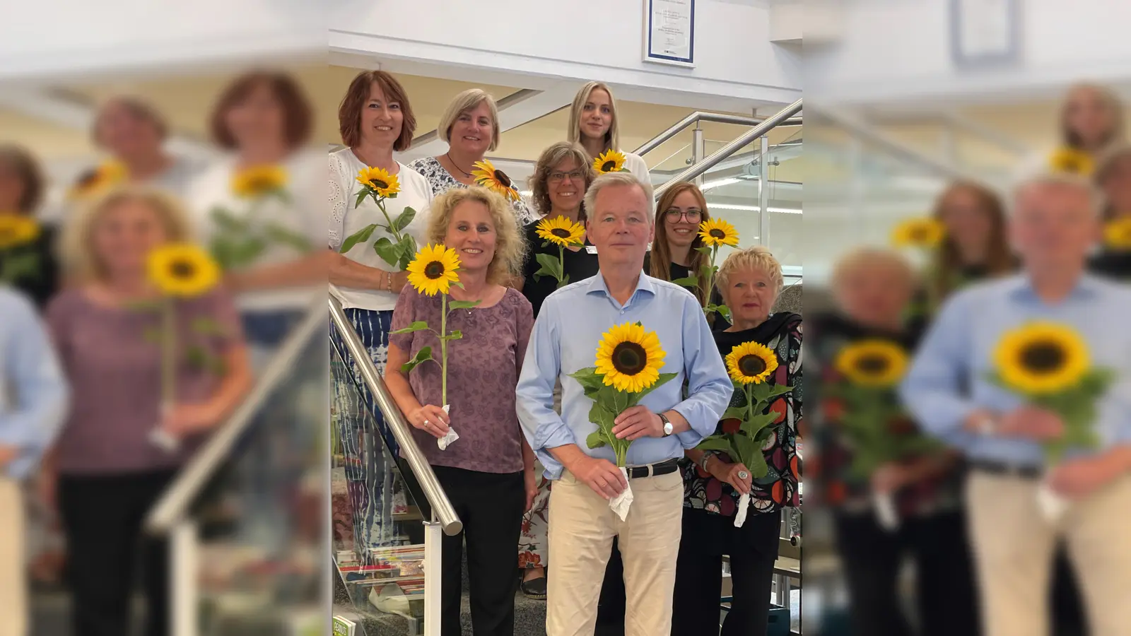 Bürgermeister Jan Neusiedl gratuliert dem Team der Gemeindebibliothek zum Sieg. (F: Hahn/Gemeindebibliothek)