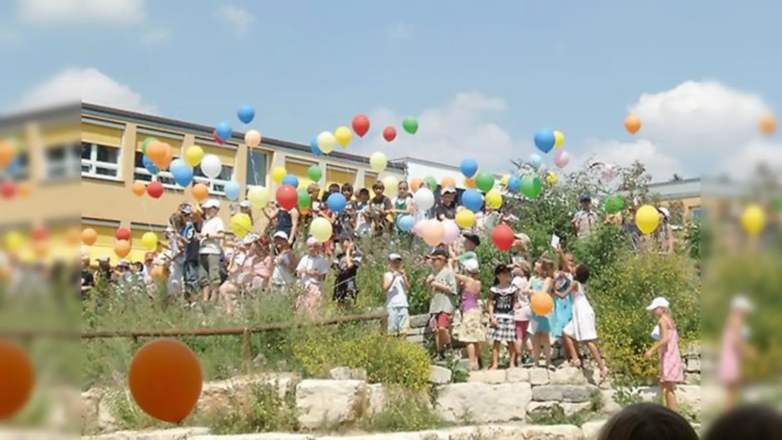 Die Schulkinder auf ihrem Burgberg kurz vor dem Start der Luftballons.	 (Foto: Privat)