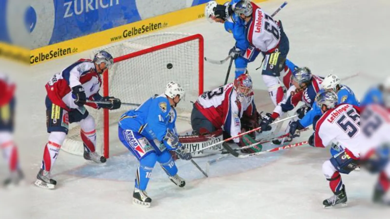 Auch wenn es hier so aussieht, dass der Puck drin ist  tatsächlich geht er drüber. Sehr zum Leidwesen des EHC.	 (Foto: Oliver Rabuser)