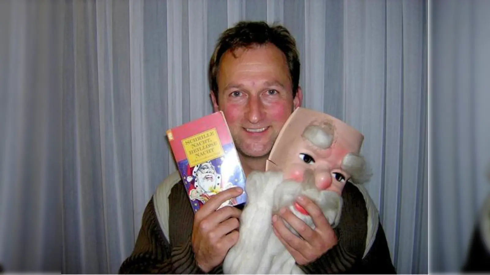 Werner Gerl liest in seiner Weihnachtslesung ausgesuchte Texte deutscher Satiriker.	 (Foto: Zapf)