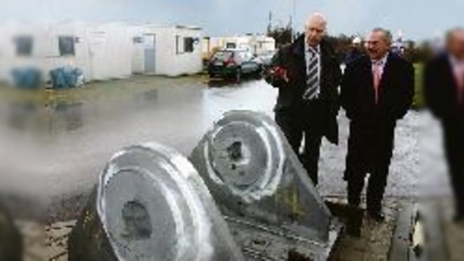 Prüfende Blicke: 220 Kilo muss jede einzelne der vier Ankerplatten halten können. Die feinen Haarrisse, die bei der Verzinkung entstanden sind, können weder Rolf Zeitler (r.) noch Andreas Schriewes mit bloßem Auge erkennen.  (Foto: gf)