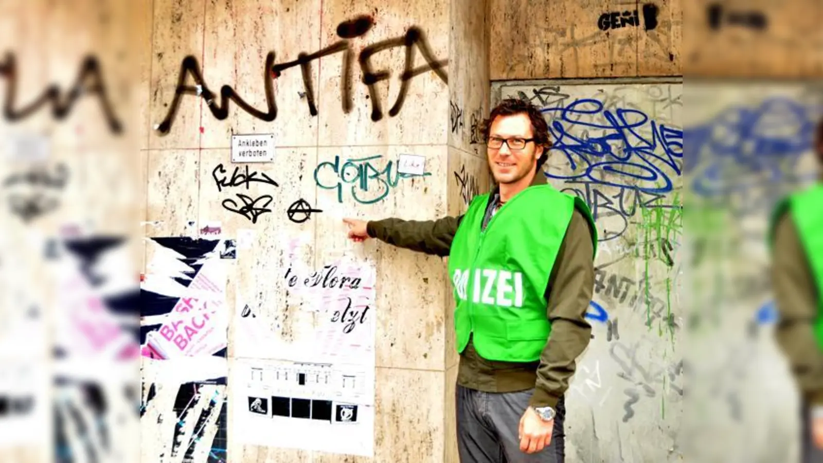 Der Kripo-Beamte Harald W. erklärt vor einem Hauseingang (in der Metzstraße, Haidhausen) was die einzelnen Schriftzüge bedeuten.	 (Foto: Sybille Föll)