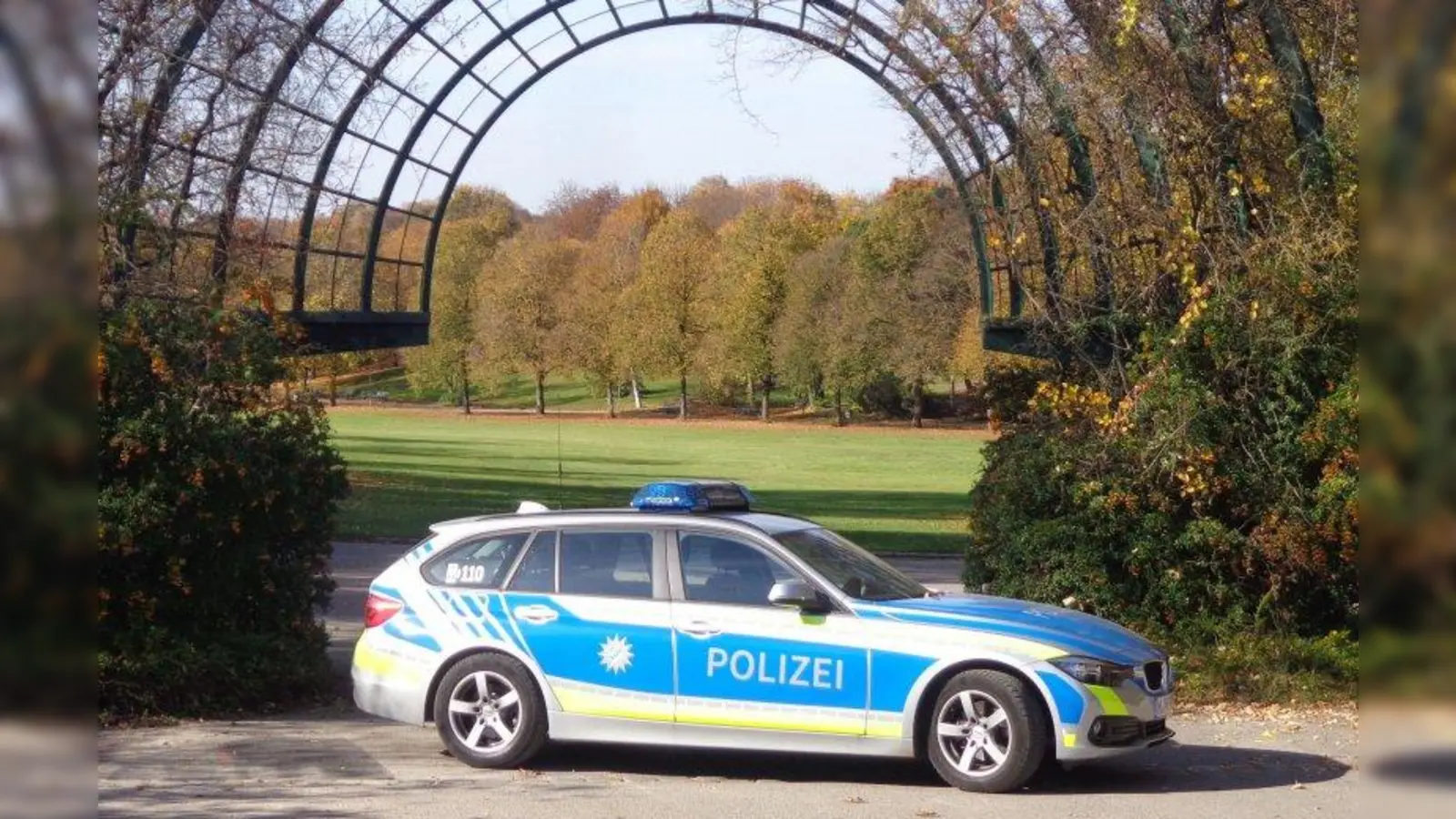 Beim Präventionstag dürfen Kinder in einem Polizeiauto Platz nehmen. (Foto: Polizei)