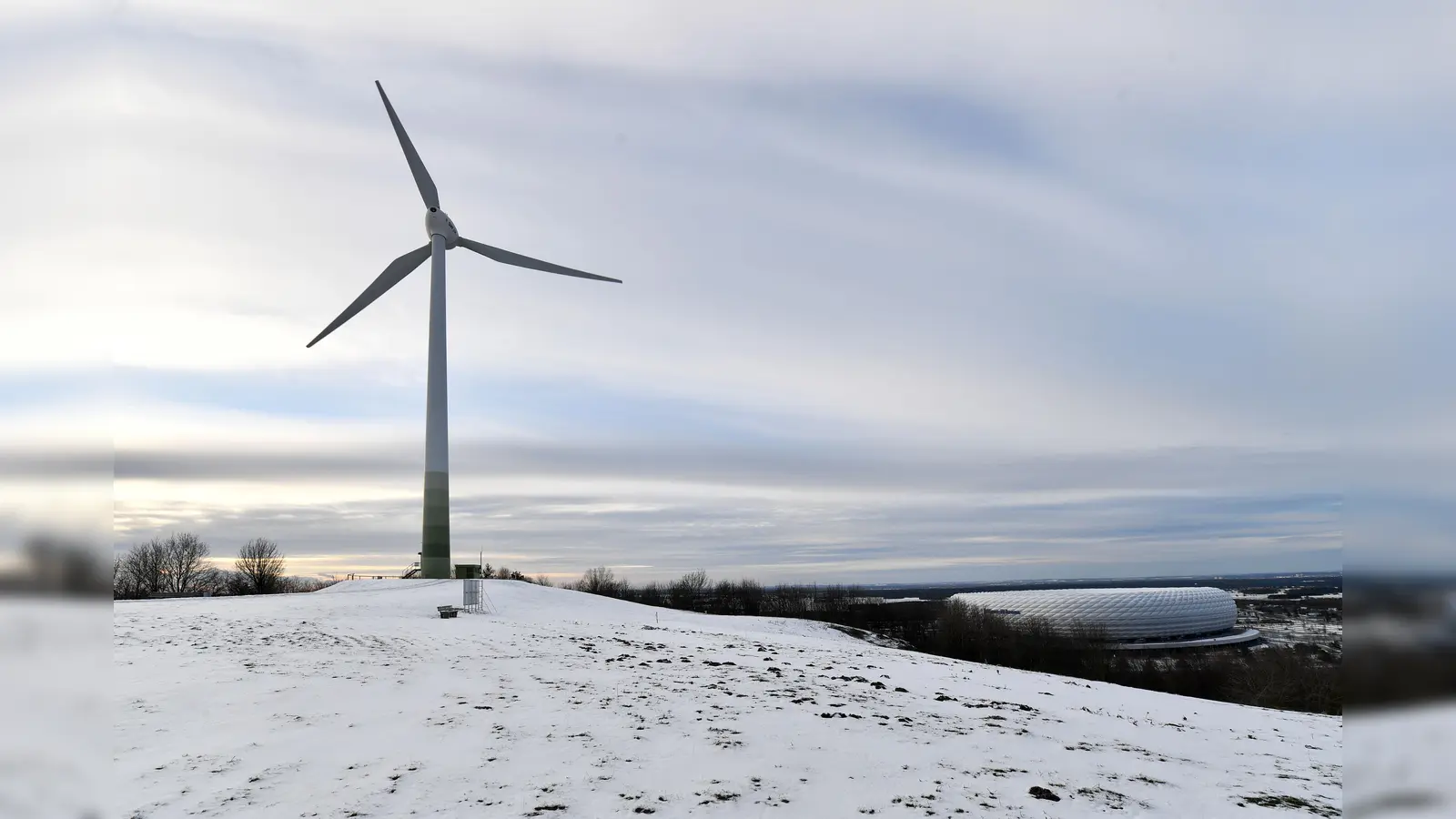 Die Windkraftanlage in Fröttmaning gilt als Wahrzeichen für Ökoenergie in München. <br> (Foto: Marcus Schlaf SWM)