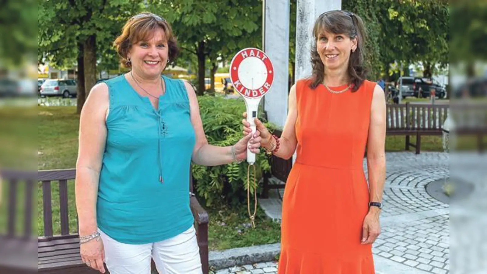Nach 22 Jahren Schulweghelfer-Leitung gibt Edith Spreng (links) das Amt an ihre Nachfolgerin Eva Übermasser ab. 	 (Foto: Gemeinde Haar)