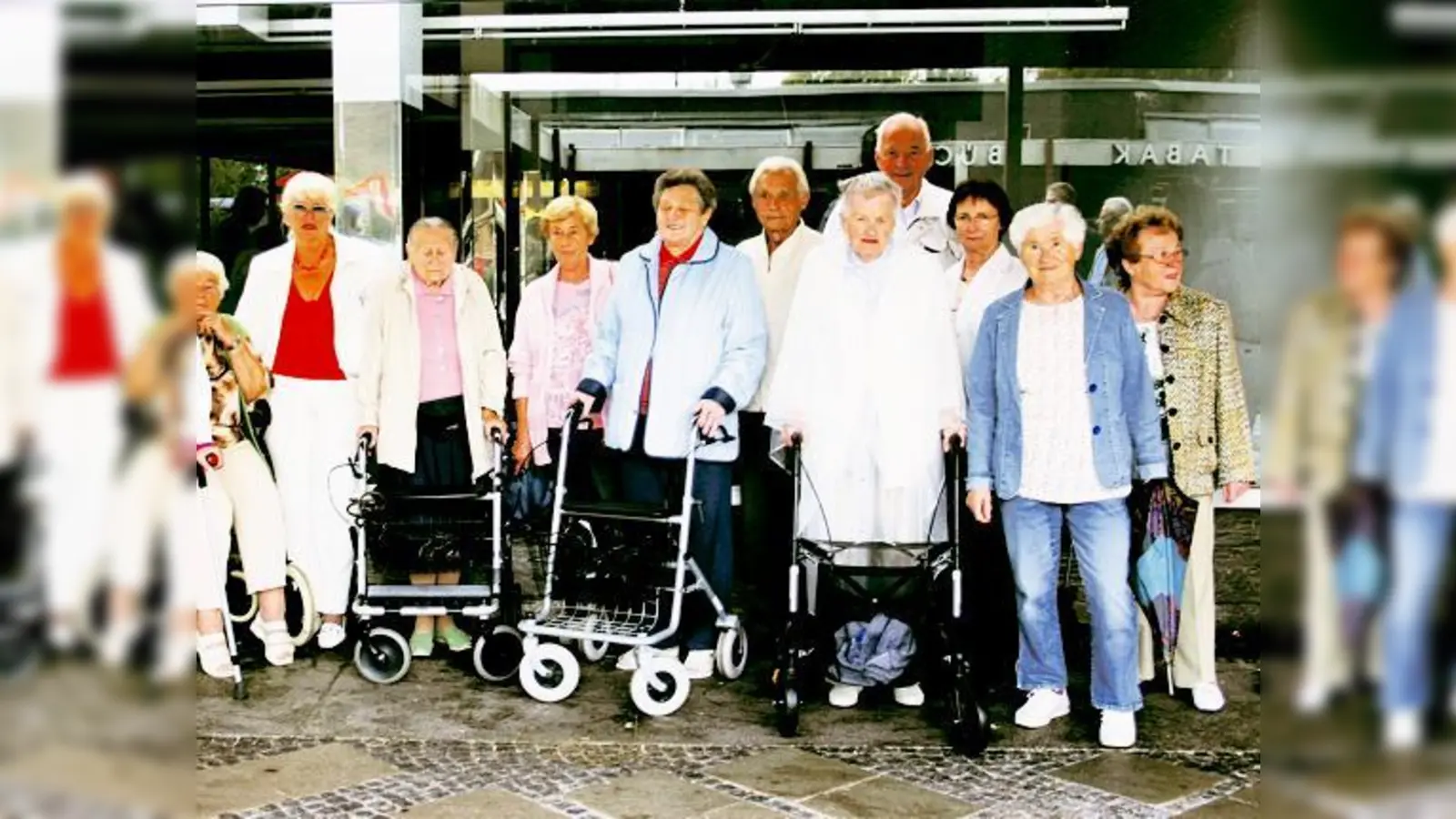 Die Bewohner der Lerchenau stehen vor leeren Schaufenstern, wenn sie in ihrem »Einkaufszentrum« in der Lassallestraße Lebensmittel kaufen wollen.	 (F.: sm)