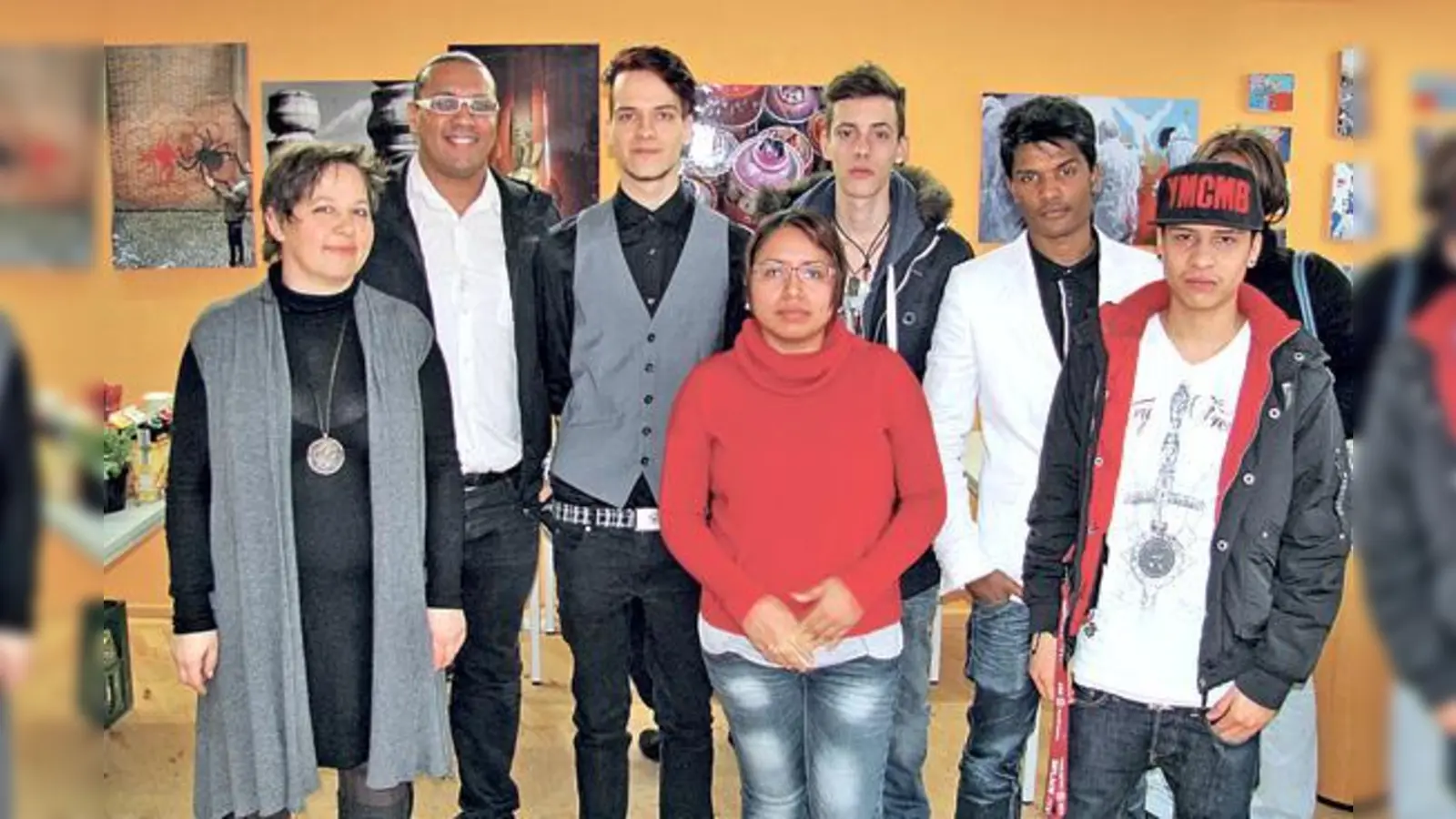 Organisatorin Christiane Metz und Dozent Xaver Nassermann (links) mit Schülern des DEB-Medienkurses in der Balanstraße.	 (Foto: bus)