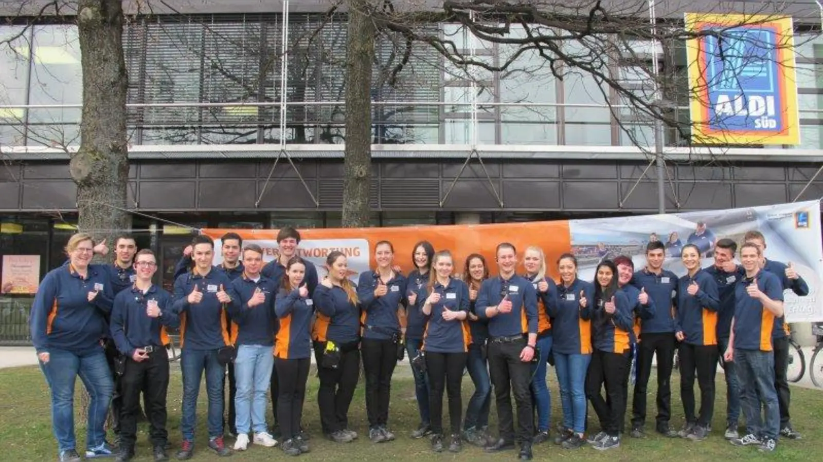 Die acht Handelsfachwirte und 16 Azubis der ALDI SÜD Regionalgesellschaft Geisenfeld haben vier Wochen lang die Filiale in der Ungererstraße in Eigenregie geleitet. (Foto: kb)