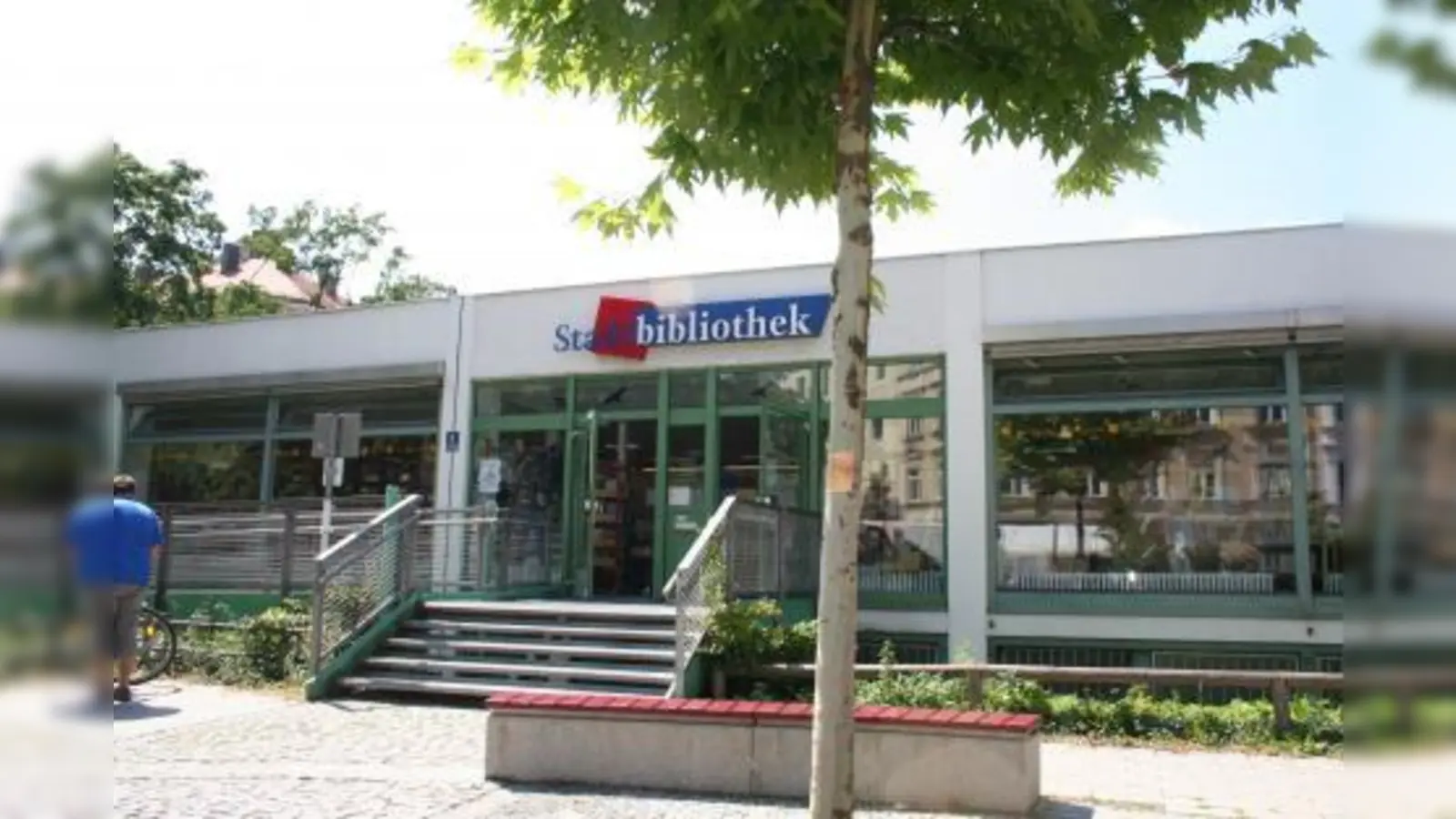 Die Stadtbibliothek Westend muss dringend saniert werden.<br>Es fehlen öffentliche Toiletten und Büroräume mit Tageslicht. Auch sonst muss fast alles erneuert werden. (Foto: tg)