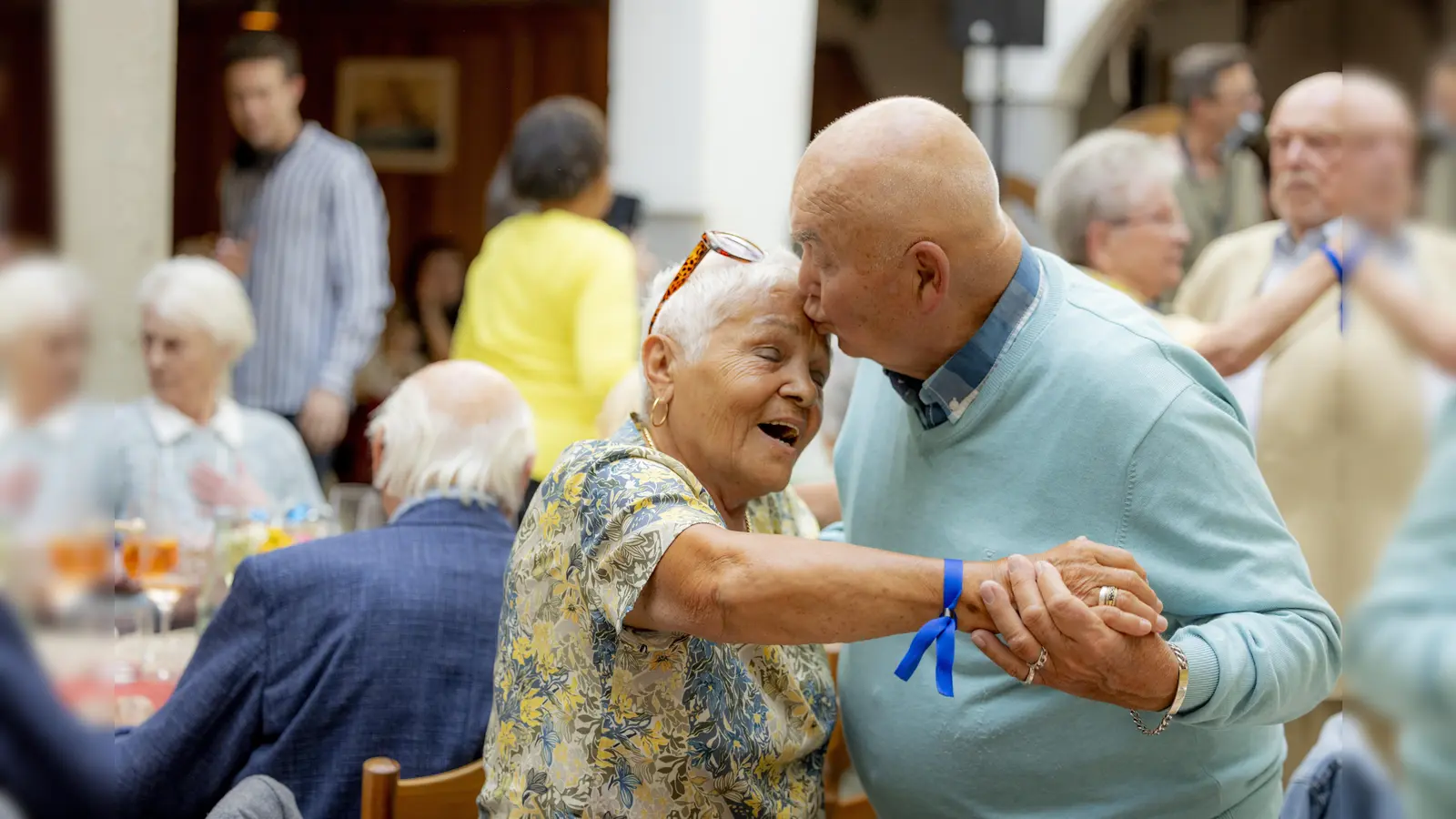Alter schützt vor Liebe nicht - aber Liebe vor dem Alter. Aufgenommen beim Frühlingsfest des Vereins „Ein Herz für Rentner”.  (Foto: Renate Forster/Forster & Martin Foto)