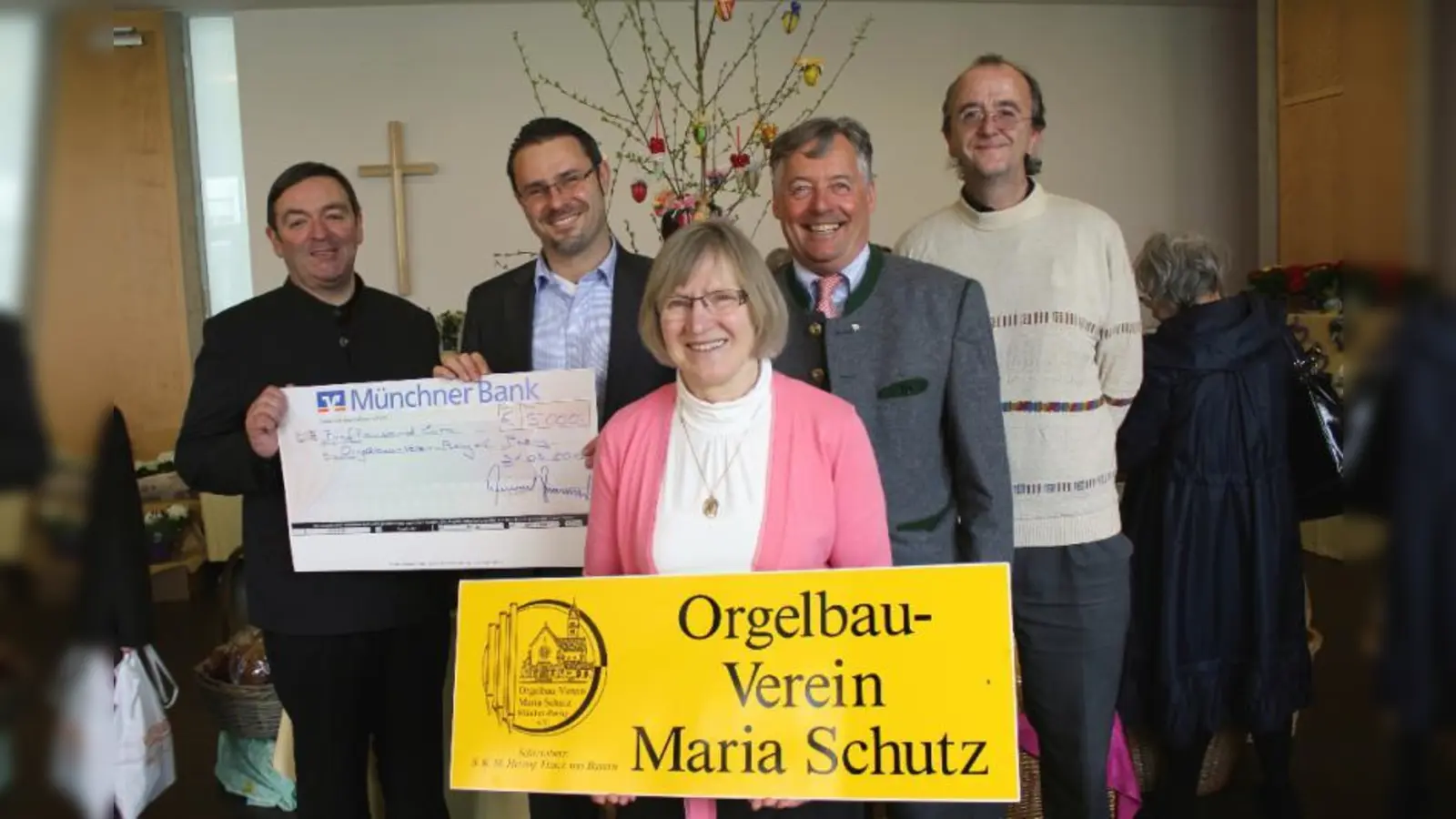 „Jede Spende hilft uns.“ Pfarrer Franz-Xaver Leibinger, Stefan Holzer und Hans-Georg Lutz von der Pasinger Münchner-Bank-Filiale, Kirchenmusiker Thomas Fischaleck sowie die Organisatorin des Ostermarkts Brigitte Miehle (v.l.) (Foto: US)