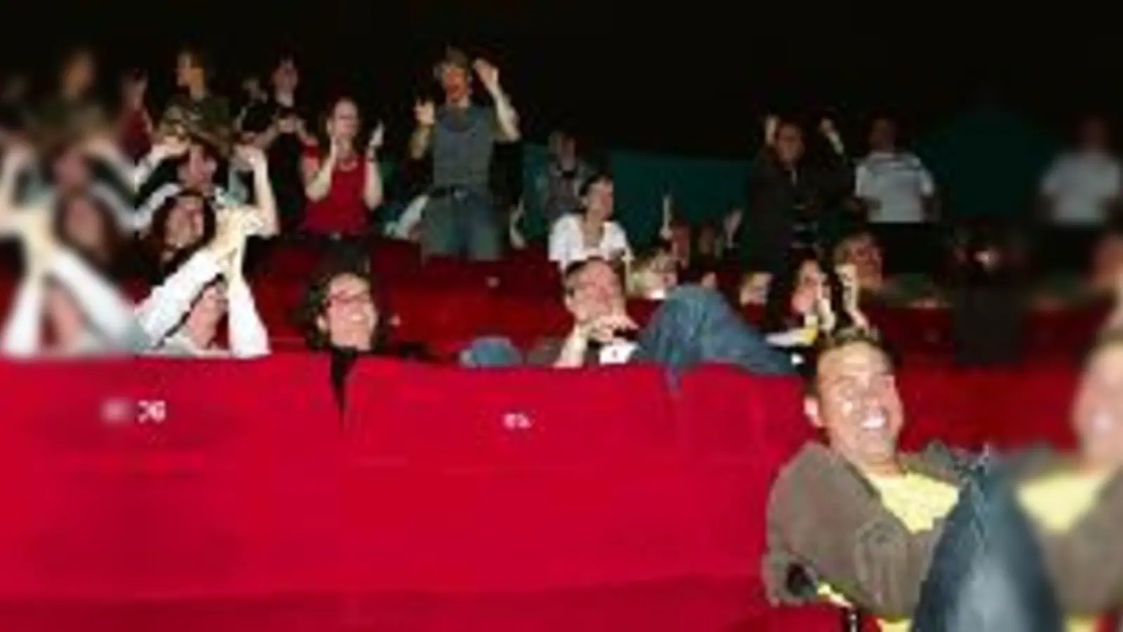Fußballfan und  (Foto: Auch im Cineplex Neufahrn wurde Poldis Doppelpack groß bejubelt.ba)