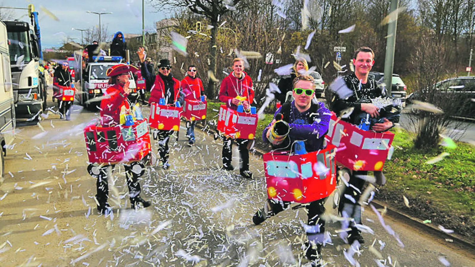 Seit über 40 Jahren gibt es den Gaudiwurm im Münchner Nordosten, den die Feringa veranstaltet. Rund 30 Wägen und Fußgruppen nehmen heuer am Umzug teil. (Archivbild: ahi)