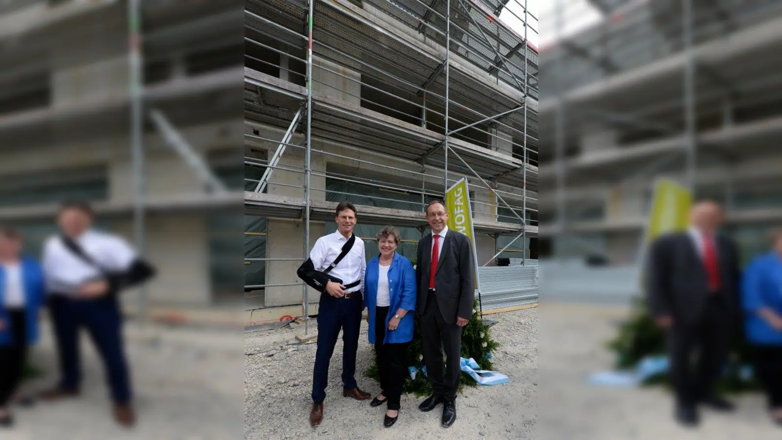 Dr. Klaus-Michael Dengler (l.), Sprecher der Geschäftsführung der GEWOFAG, Stadträtin Heike Kainz und Maximilian Straßer, Geschäftsführer der GEWOFAG, beim Richtfest an der Arnulfstraße (Foto: GEWOFAG)