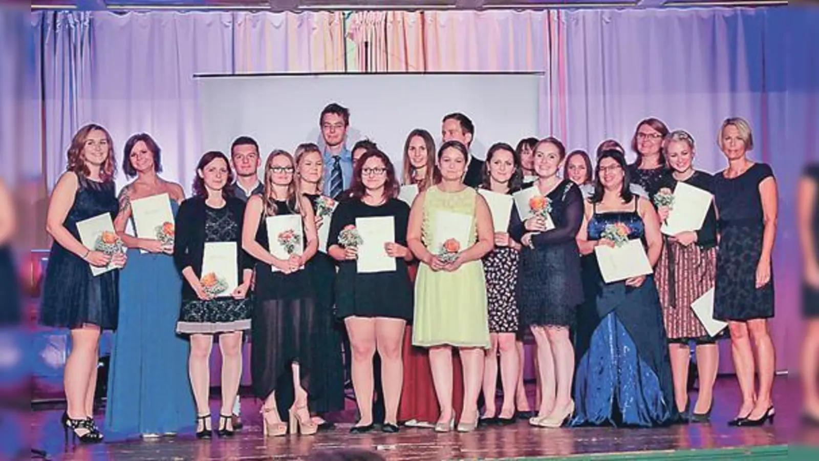 Neun der Absolventinnen bleiben der Ebersberger Kreisklinik auch weiterhin treu.	 (Foto: kk)