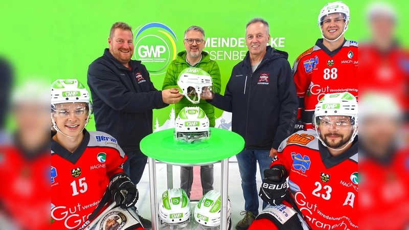Übergabe der Helme von Stefan Ziegler (Mitte) an Christoph Reichhart (links) und Georg Kreutterer (rechts) im Eisstadion Peißenberg.  (Foto: GWP)