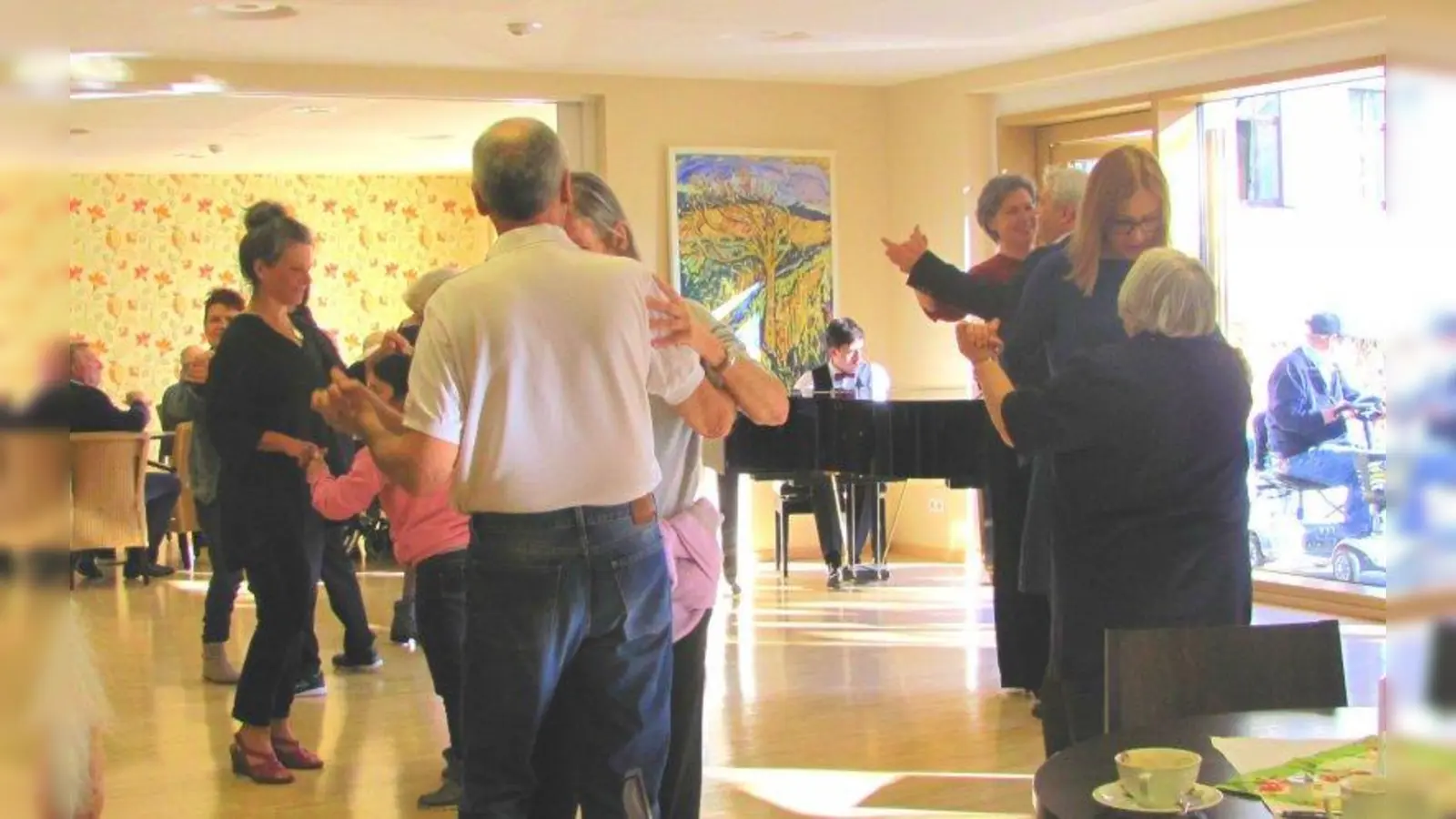 Tanz mit Tee, Kaffee, Kuchen und live Piano-Begleitung – das ist der Tanztee beim BRK-Kreisverband. (Foto: BRK-Kreisverband)