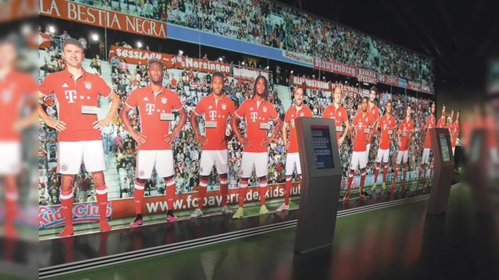 Da stehen sie, lebensgroß und stolz mit dem FC Bayern-Emblem auf der Brust: Thomas Müller, Kingsley Coman, Julian Green	 (Foto: FCB Erlebniswelt)