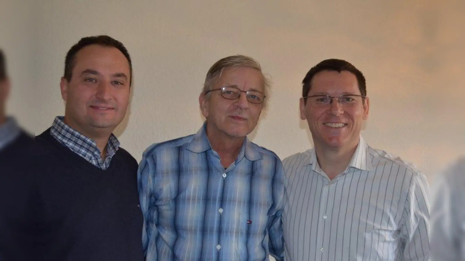 „Gemeinsam sind wir stark und können mehr bewirken” (v.l.n.r.): Arben Kelmendi, sportlicher Leiter des FC Kosova München, Erwin Ritthaler vom Club Weißblauer Bumerang und Anton Krasniqi, Vorstandsvorsitzender BESA Foundation e.V. (Foto: eis)