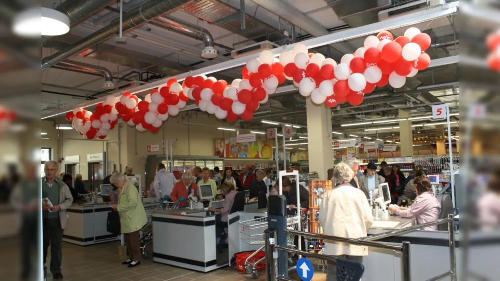 Der Kundenandrang am Eröffnungstag im HIT-Markt in Trudering war riesig, deshalb waren den ganzen Tag über alle Kassen geöffnet. (Foto: sb)