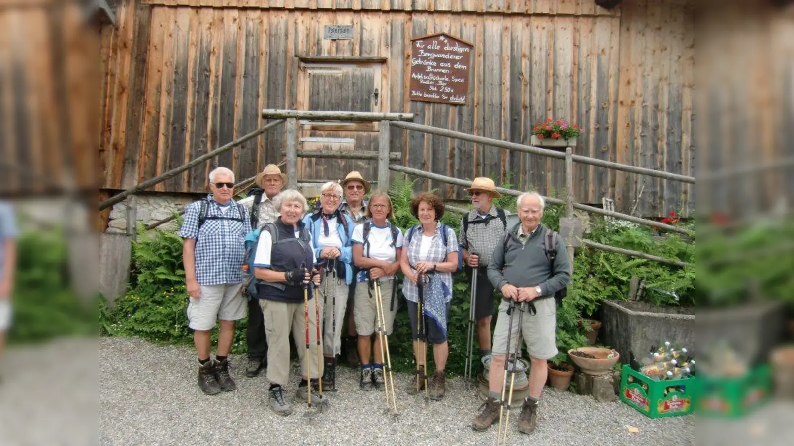 Fit durch Bewegung: Margret, Erna, Renate, Karin, Helmut, Manni, Rudi, Erwin und Edgar genossen eine schöne Bergwanderung. (Foto: TSV Karlsfeld)