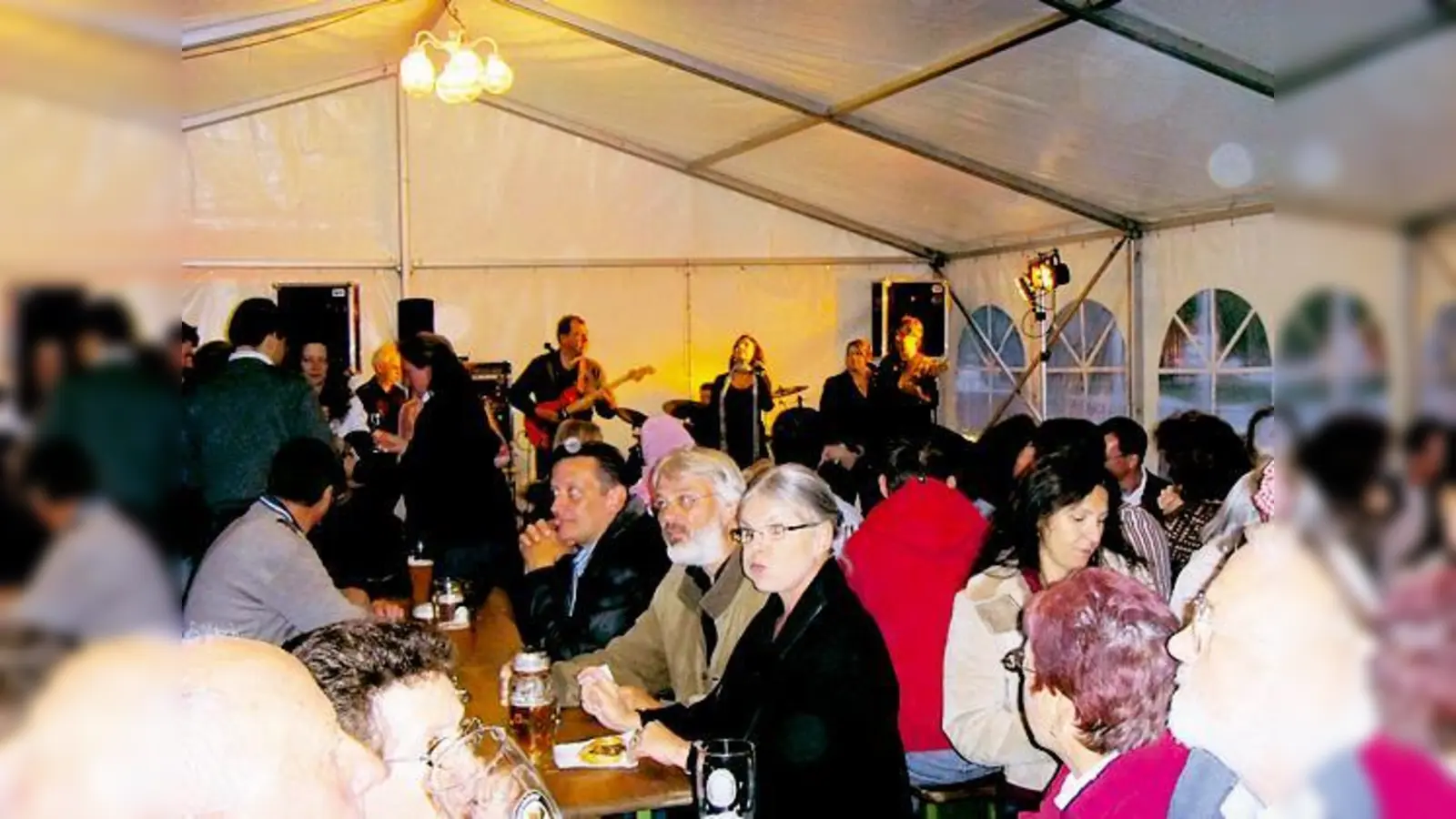 Die Gruppe Zebop sorgte für Schwung beim 1. Tanz in den Mai auf dem Rathausplatz Feldkirchen. 	 (F.: VA)