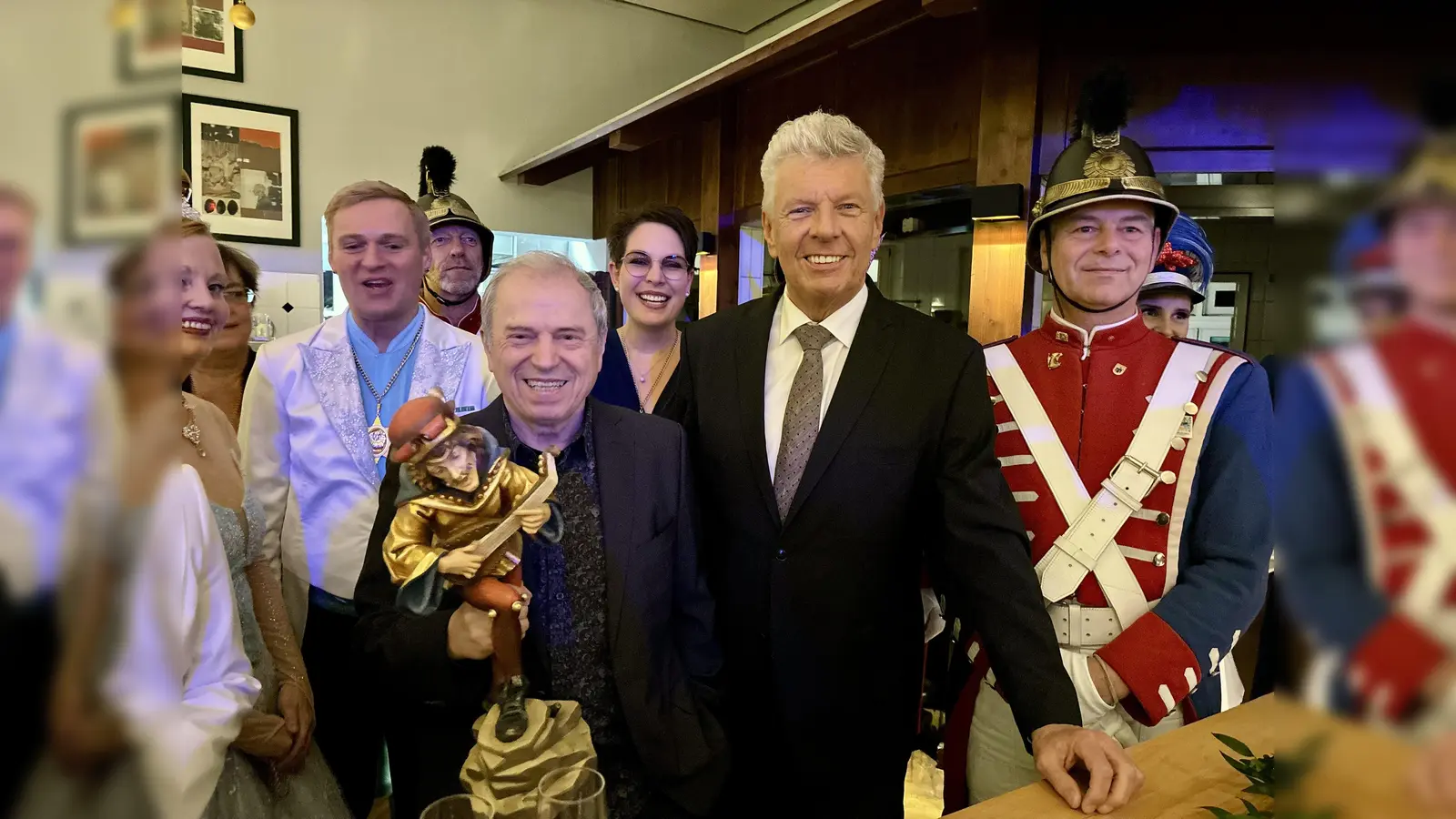 Günther Sigl (l.) mit Morisken, Laudator Dieter Reiter, dahinter Würmesia-Präsidentin Elisabeth Proyer im Kreise der Würmesia. (Foto: Ulrike Seiffert)