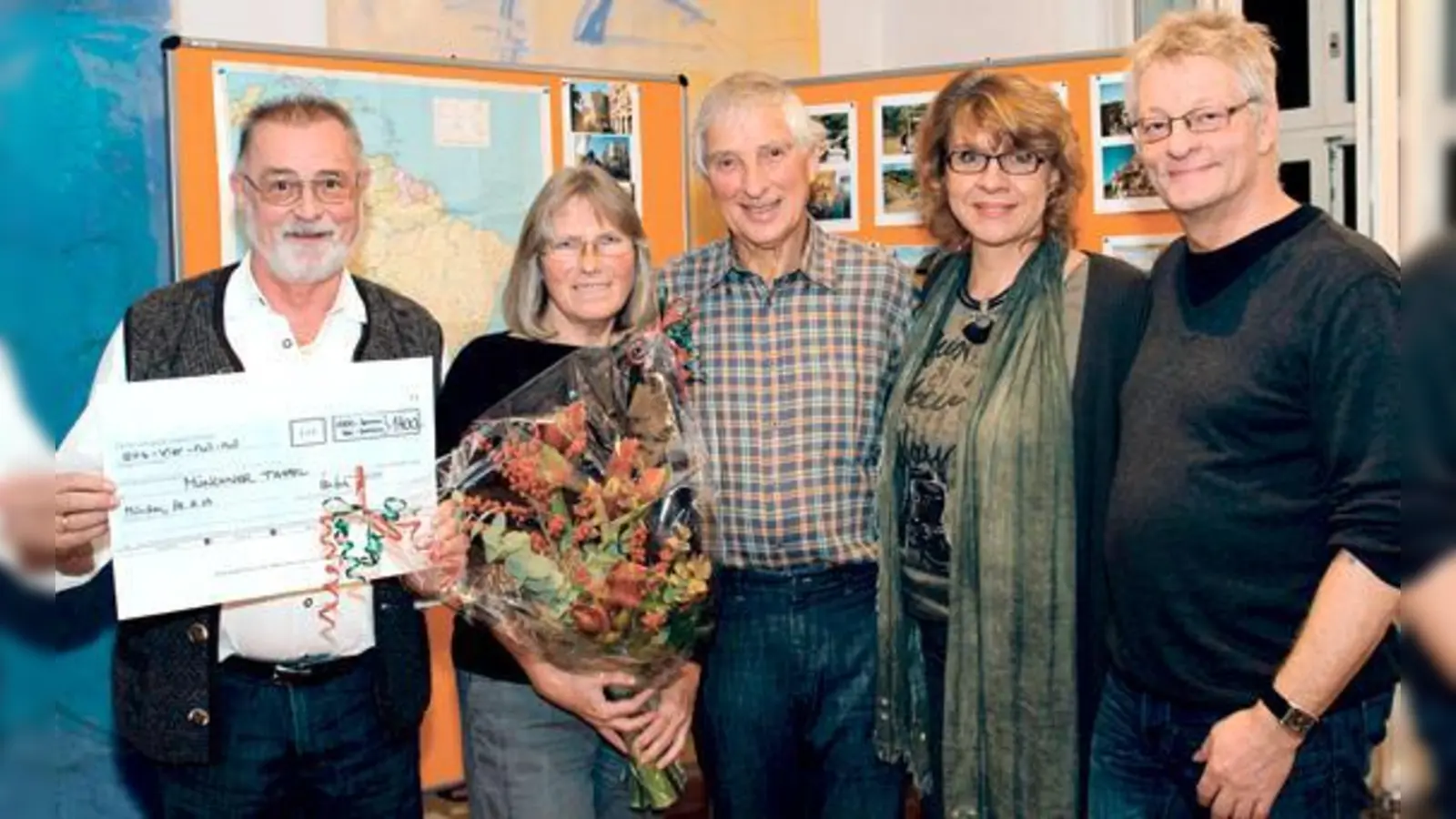 Dank großer Spendenbereitschaft konnten die Unternehmer in Moosach der Münchner Tafel, einen Scheck überreichen.  	 (Foto: Photo Lehrer)