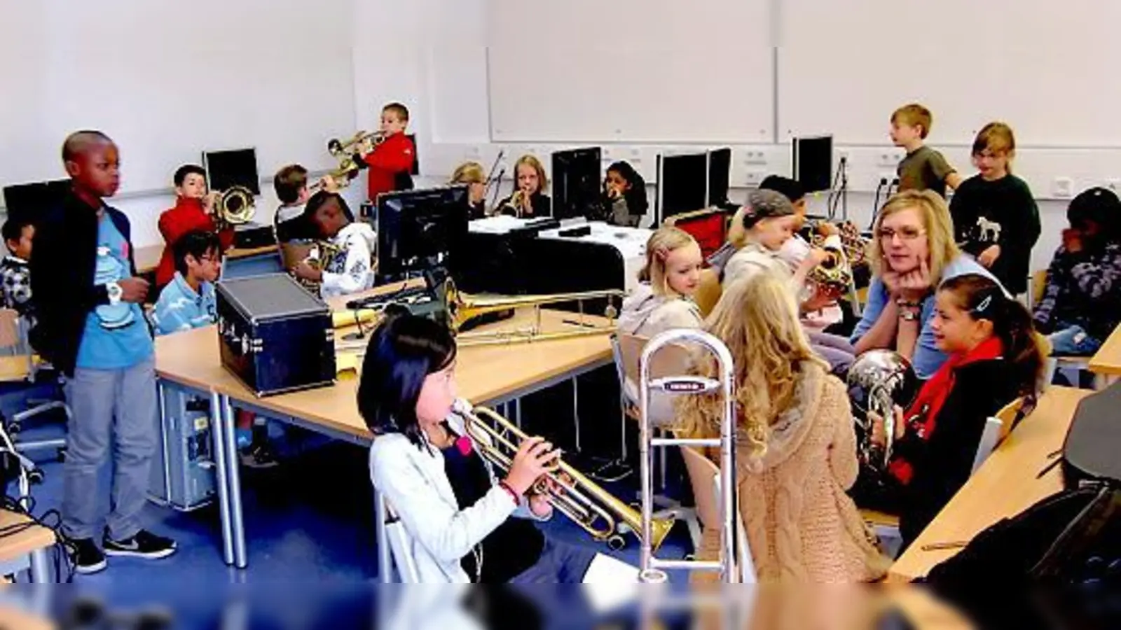 Die Kinder der Lehrer-Wirth-Grundschule zeigten sich begeistert von den Instrumenten.	 (Foto: VA)