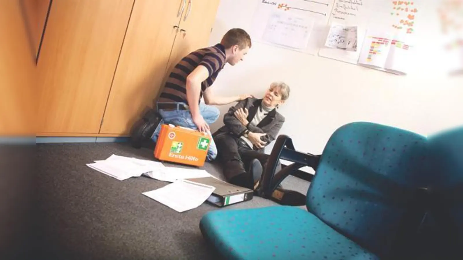 Im Johanniter-Kurs lernt man, wie man bei Notfällen  etwa bei einer plötzlichen Erkrankung oder Verletzung eines Kollegen im Büro  richtig handelt.  	 (Foto: Johanniter/Jan Dommel)