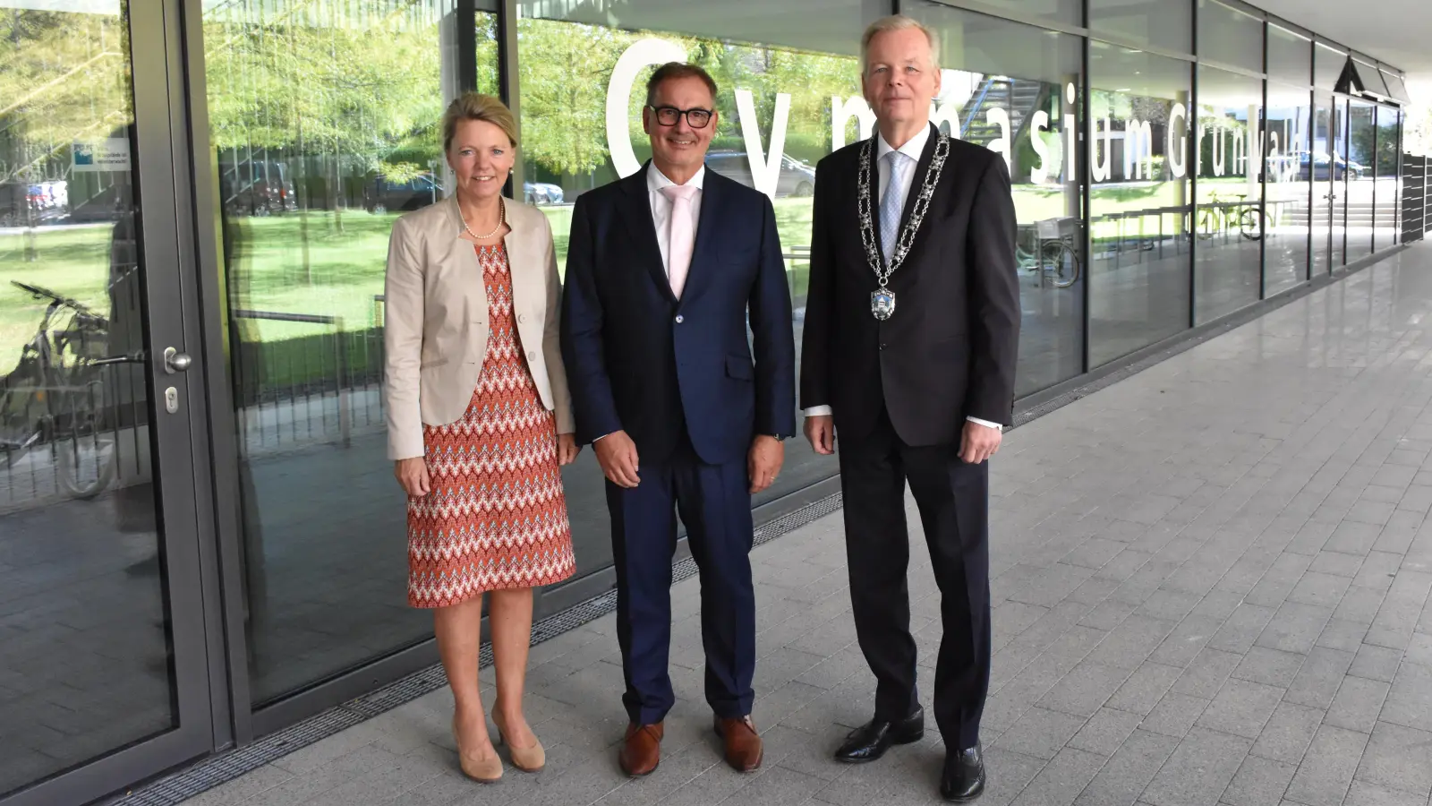 Ministerialbeauftragten Birgit Korda, Bürgermeister Jan Neusiedl (r.) und der neue Schulleiter Stephan Sprenger nach der offiziellen Amtseinführung.  (Foto: Schumacher)