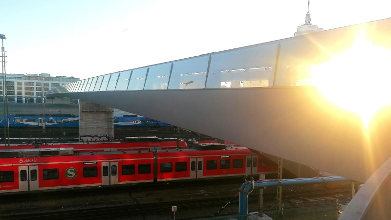 Die Edith-Haberland-Wagner-Brücke verbindet die Schwanthalerhöhe mit dem Arnulfpark. (Foto: job)
