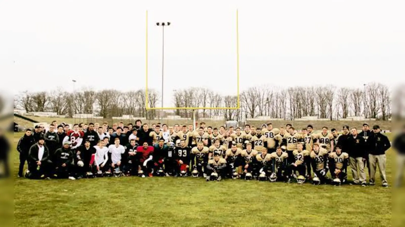 Im Spiel gehts bei den Footballern schon mal härter zur Sache, aber vor und nach der Partie präsentieren sich die Anhänger einer gemeinsamen großen Leidenschaft ganz harmonisch.	 (Foto: Marc Kröner)