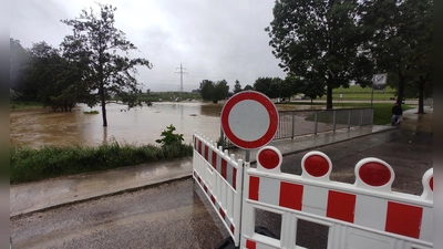 Die Abens vor Au in der Hallertau sorgte schon am Samstagvormittag für großflächige Überschwemmungen. (Foto: LRA Freising)